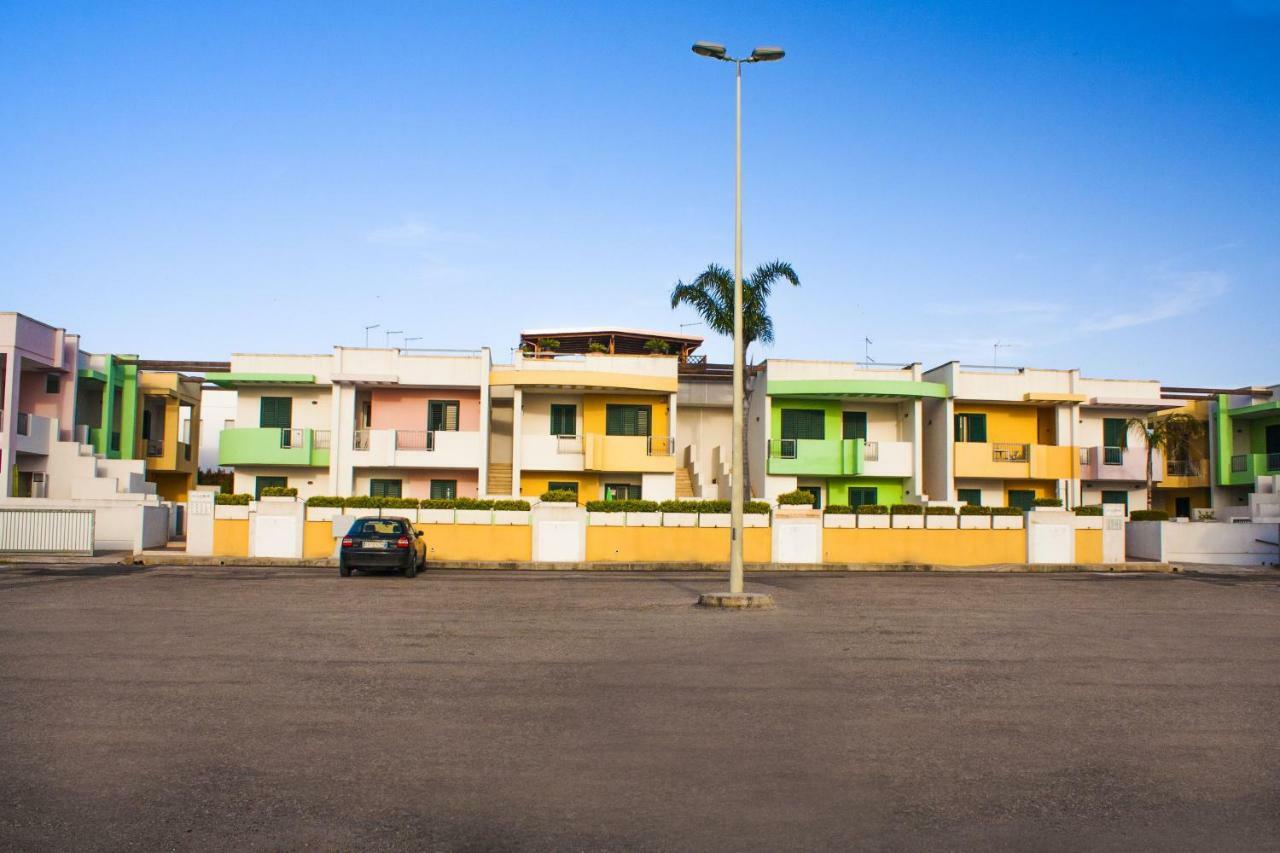 Con Piscina E Garage A 300 M Da Spiaggia E Centro Torre dell'Orso Luaran gambar